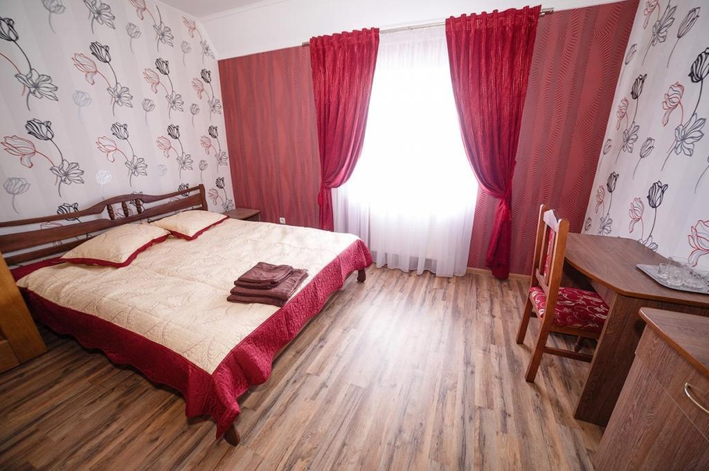 Corner House Guest House Lutsk Экстерьер фото