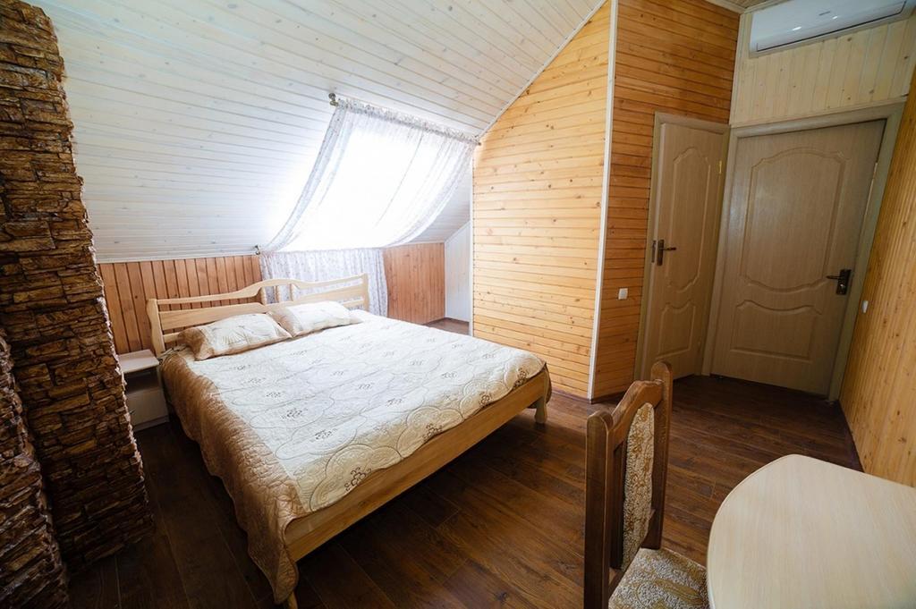 Corner House Guest House Lutsk Экстерьер фото