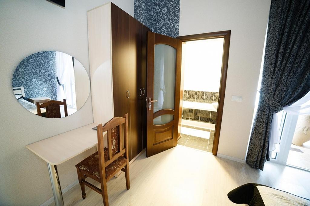 Corner House Guest House Lutsk Экстерьер фото