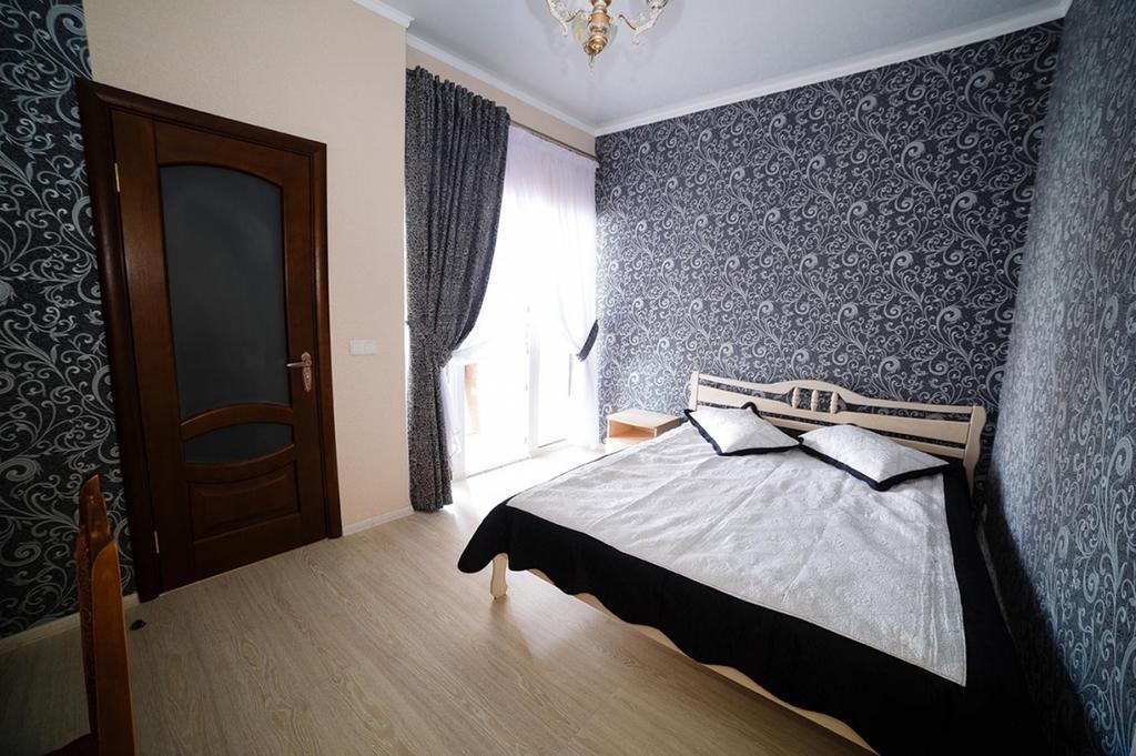 Corner House Guest House Lutsk Экстерьер фото