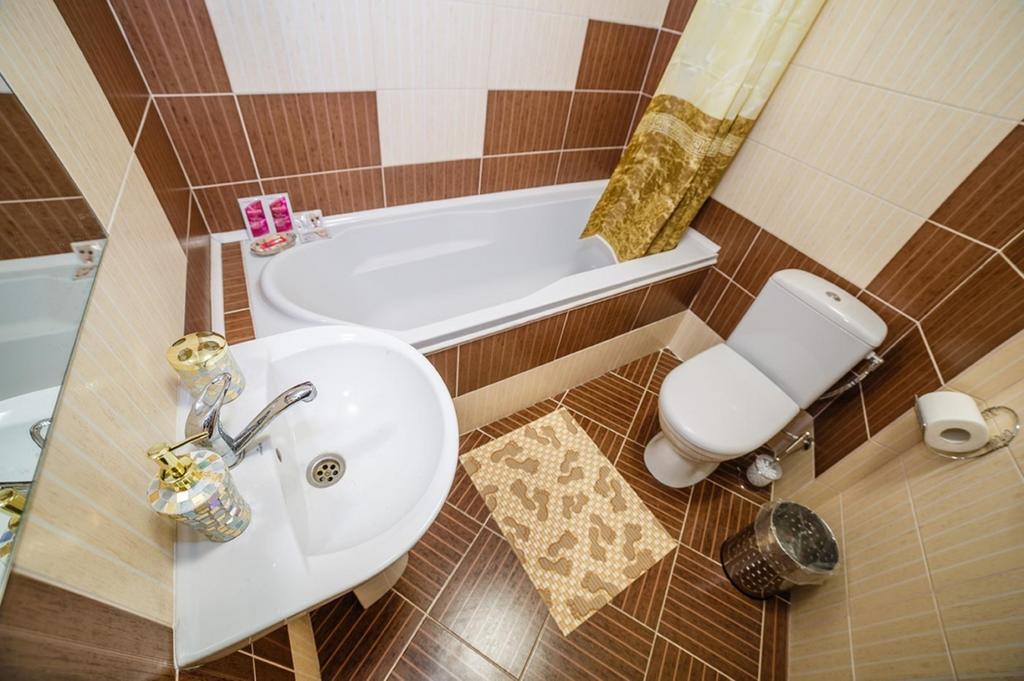 Corner House Guest House Lutsk Экстерьер фото